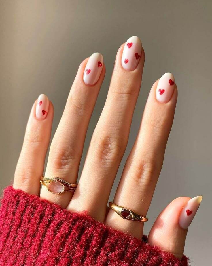 Uñas con corazones minimalistas